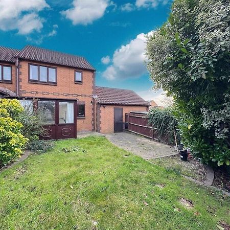 Clove, 3-4 Bed House With Garden, Free Parking, Sleeps 9 In Grays & Chafford Hundred Stifford ภายนอก รูปภาพ