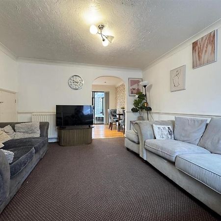 Clove, 3-4 Bed House With Garden, Free Parking, Sleeps 9 In Grays & Chafford Hundred Stifford ภายนอก รูปภาพ