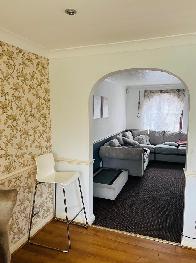 Clove, 3-4 Bed House With Garden, Free Parking, Sleeps 9 In Grays & Chafford Hundred Stifford ภายนอก รูปภาพ