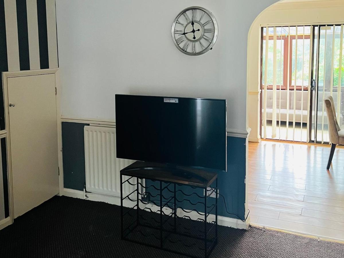 Clove, 3-4 Bed House With Garden, Free Parking, Sleeps 9 In Grays & Chafford Hundred Stifford ภายนอก รูปภาพ