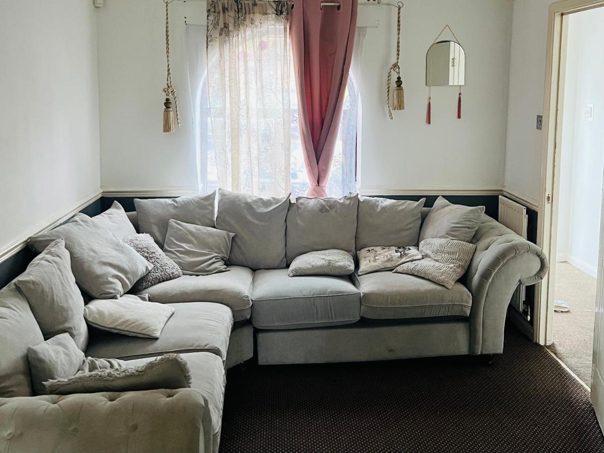 Clove, 3-4 Bed House With Garden, Free Parking, Sleeps 9 In Grays & Chafford Hundred Stifford ภายนอก รูปภาพ