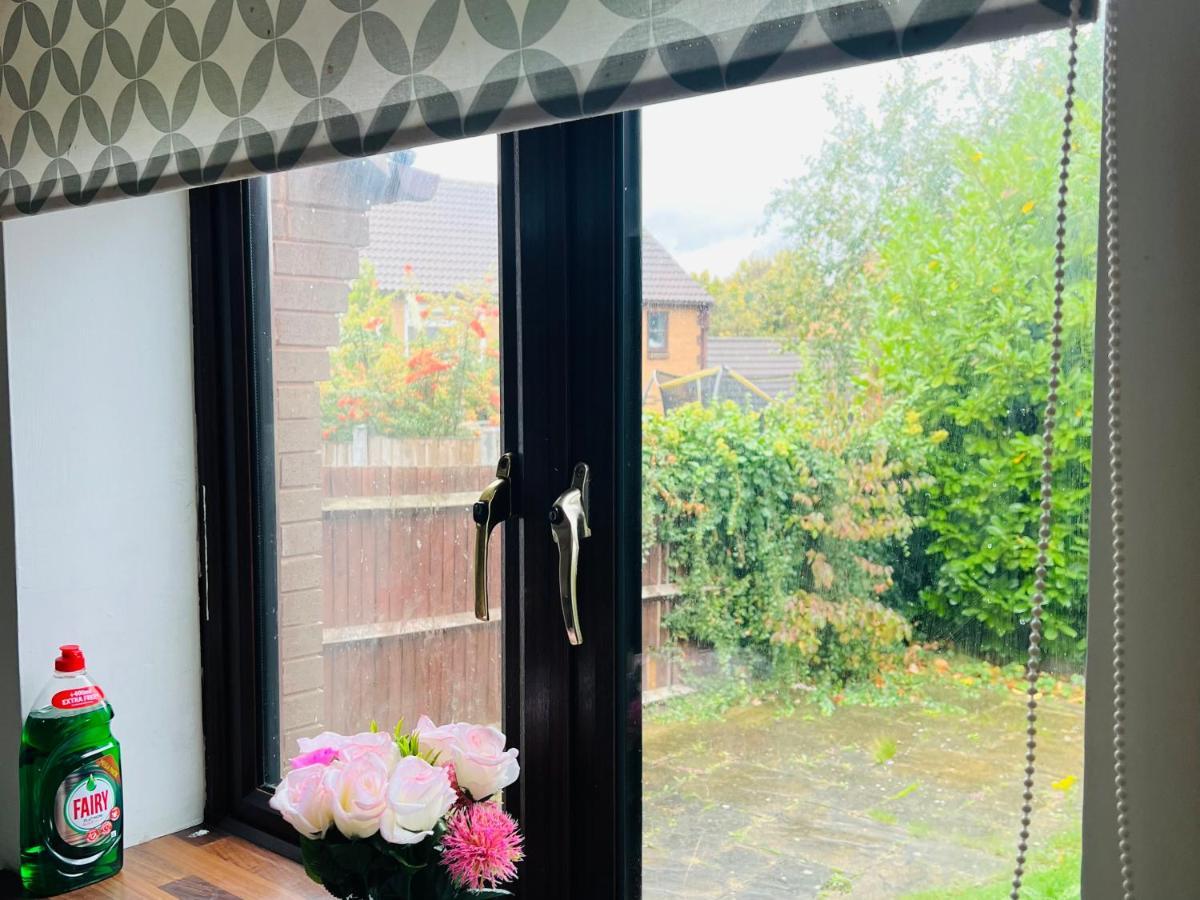 Clove, 3-4 Bed House With Garden, Free Parking, Sleeps 9 In Grays & Chafford Hundred Stifford ภายนอก รูปภาพ