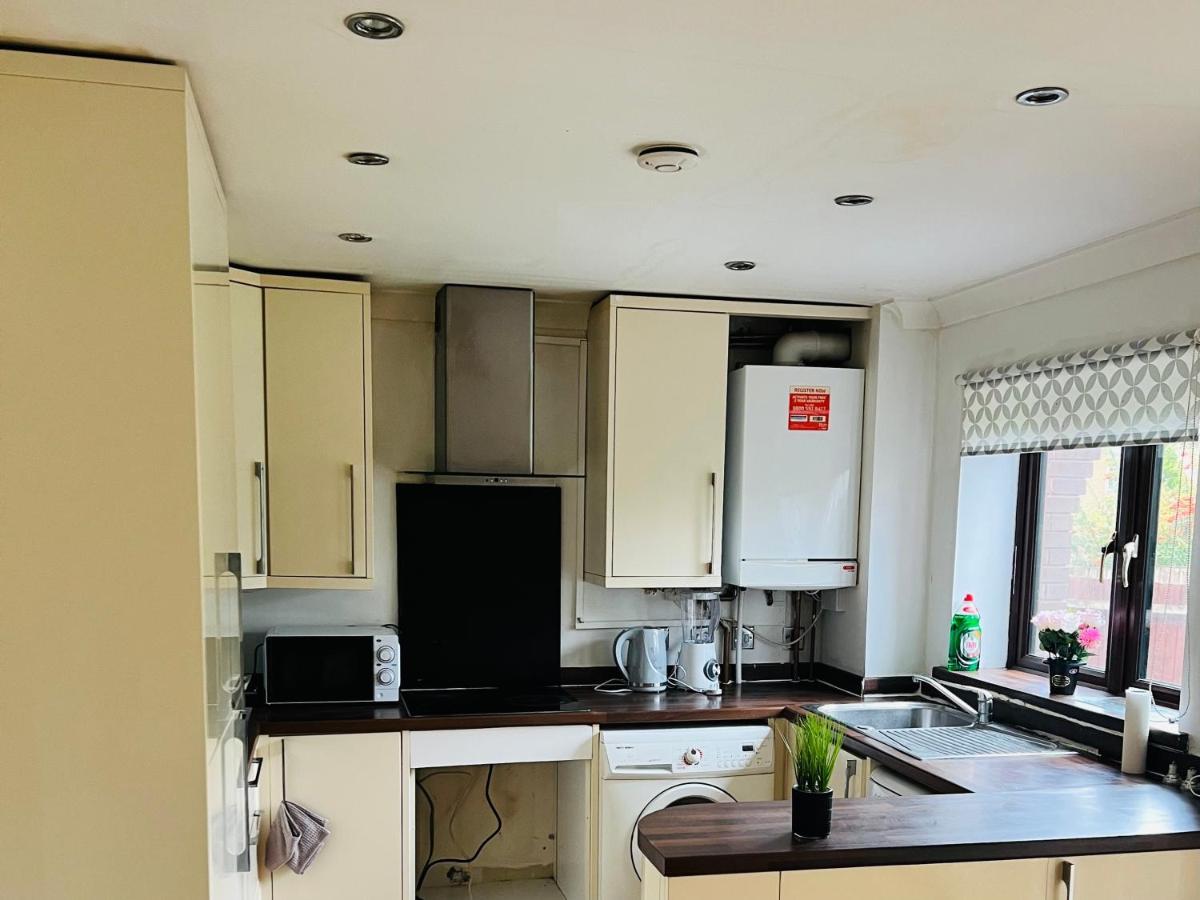 Clove, 3-4 Bed House With Garden, Free Parking, Sleeps 9 In Grays & Chafford Hundred Stifford ภายนอก รูปภาพ