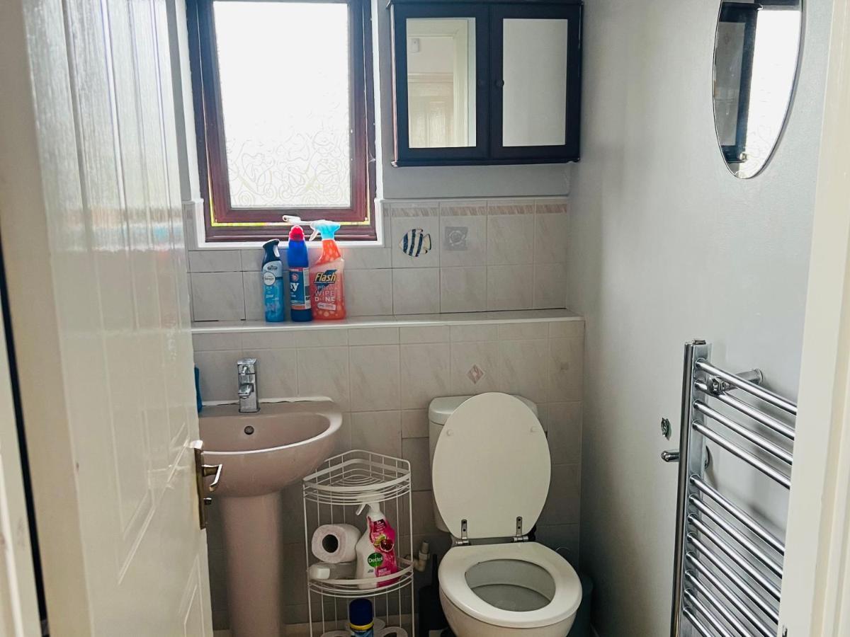 Clove, 3-4 Bed House With Garden, Free Parking, Sleeps 9 In Grays & Chafford Hundred Stifford ภายนอก รูปภาพ