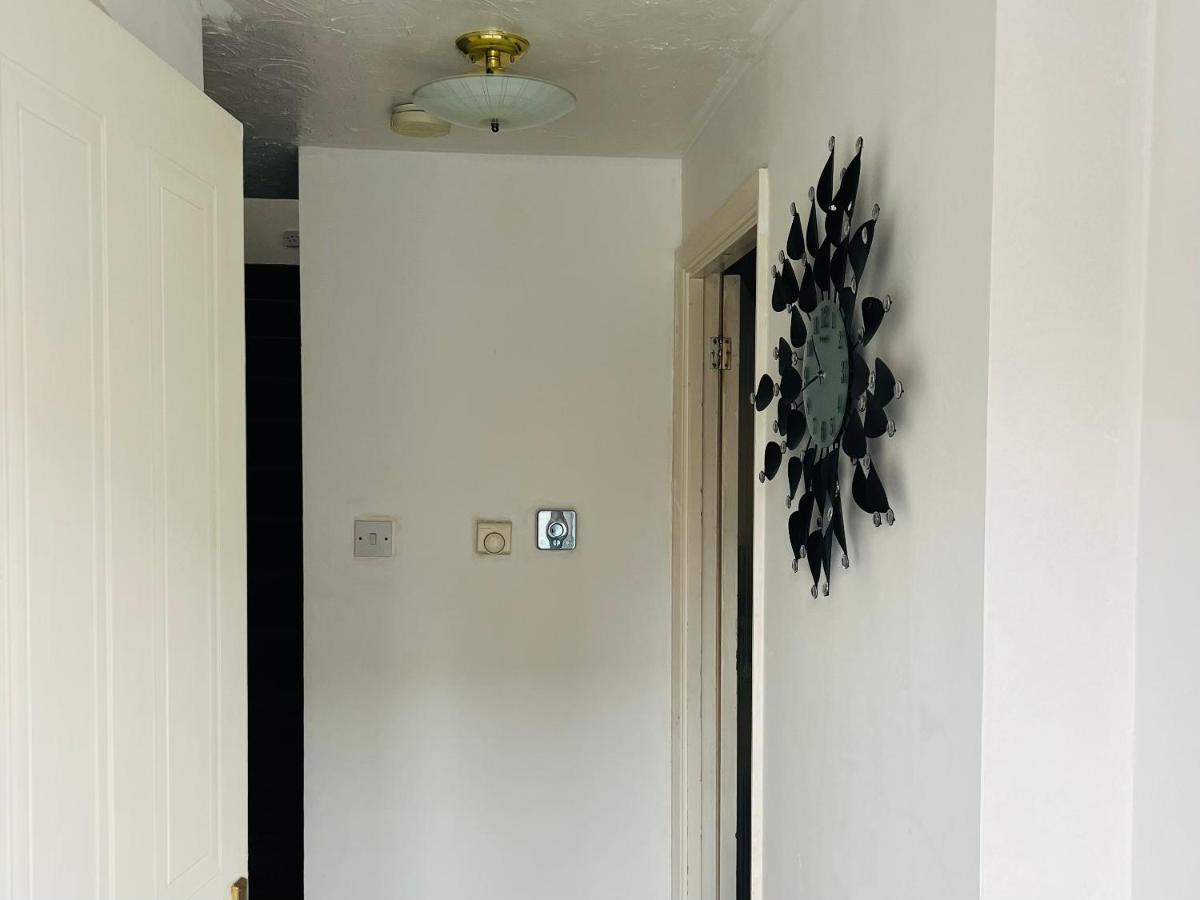 Clove, 3-4 Bed House With Garden, Free Parking, Sleeps 9 In Grays & Chafford Hundred Stifford ภายนอก รูปภาพ