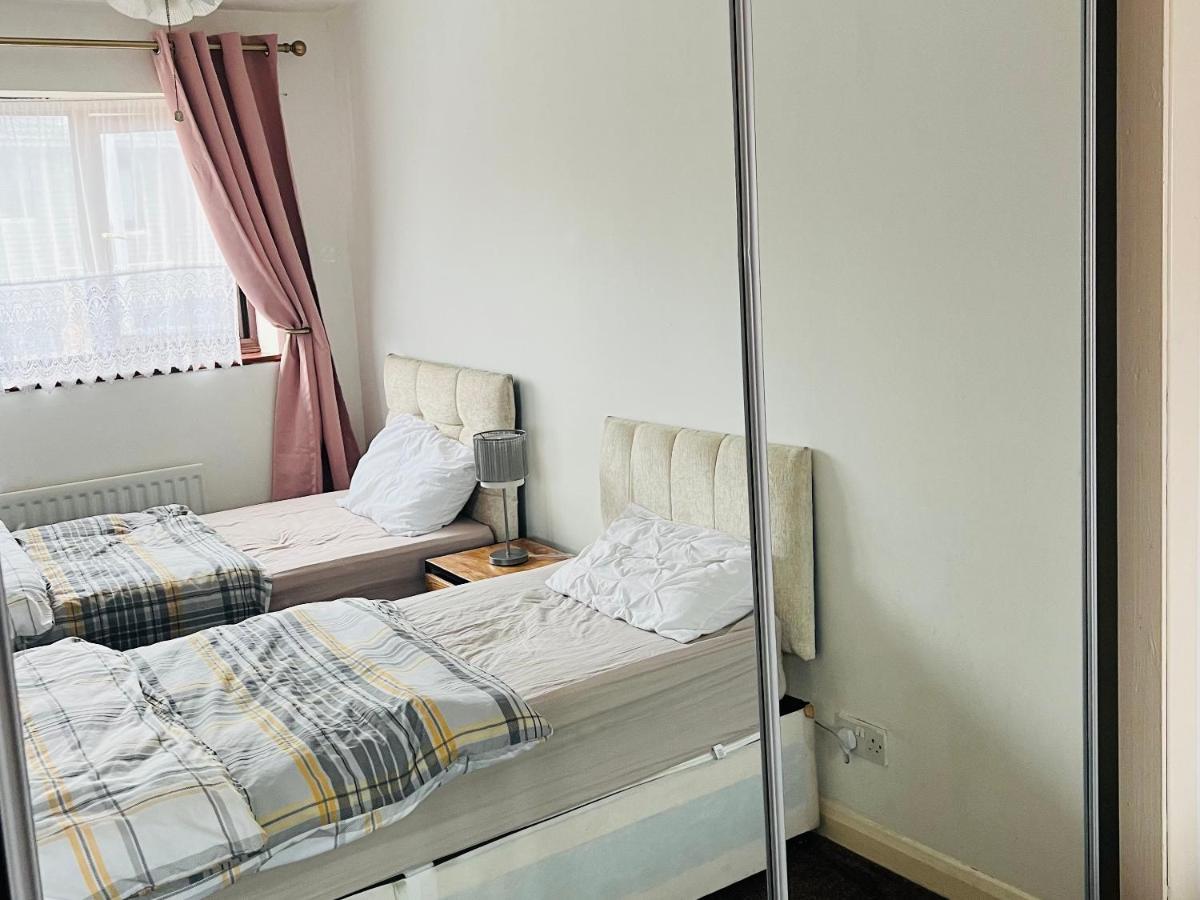 Clove, 3-4 Bed House With Garden, Free Parking, Sleeps 9 In Grays & Chafford Hundred Stifford ภายนอก รูปภาพ