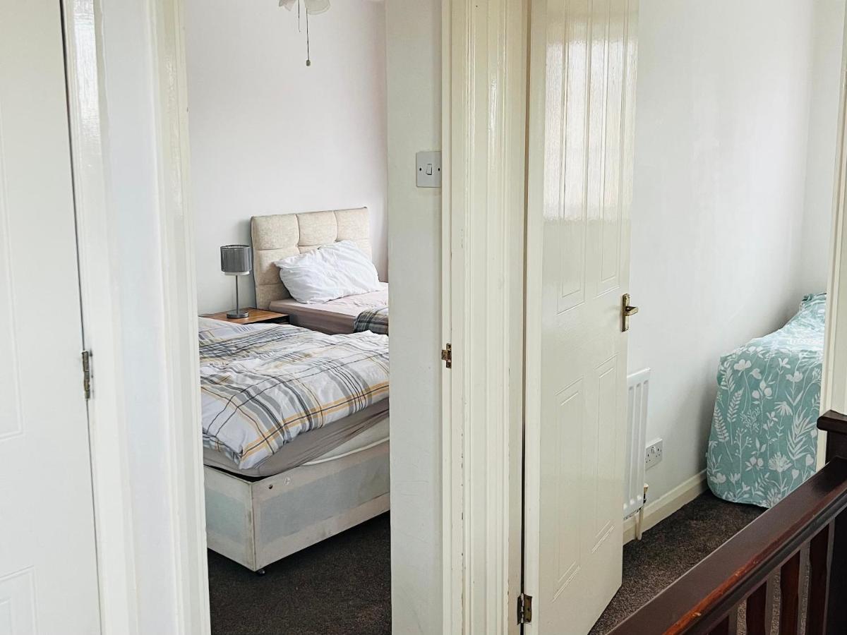 Clove, 3-4 Bed House With Garden, Free Parking, Sleeps 9 In Grays & Chafford Hundred Stifford ภายนอก รูปภาพ