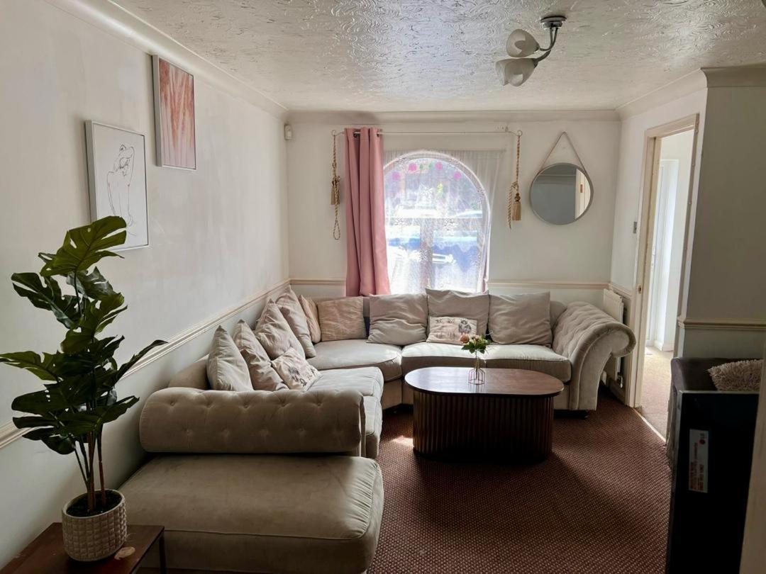 Clove, 3-4 Bed House With Garden, Free Parking, Sleeps 9 In Grays & Chafford Hundred Stifford ภายนอก รูปภาพ