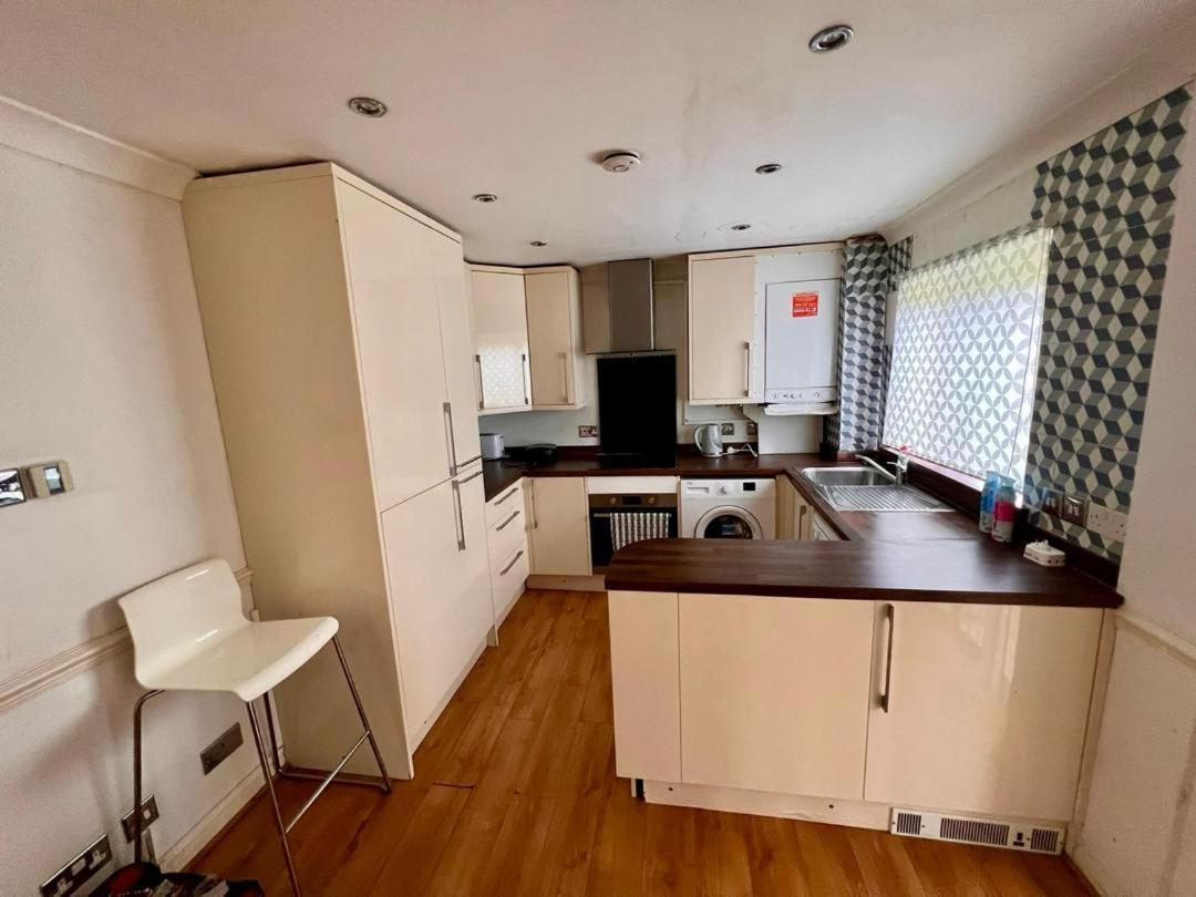Clove, 3-4 Bed House With Garden, Free Parking, Sleeps 9 In Grays & Chafford Hundred Stifford ภายนอก รูปภาพ