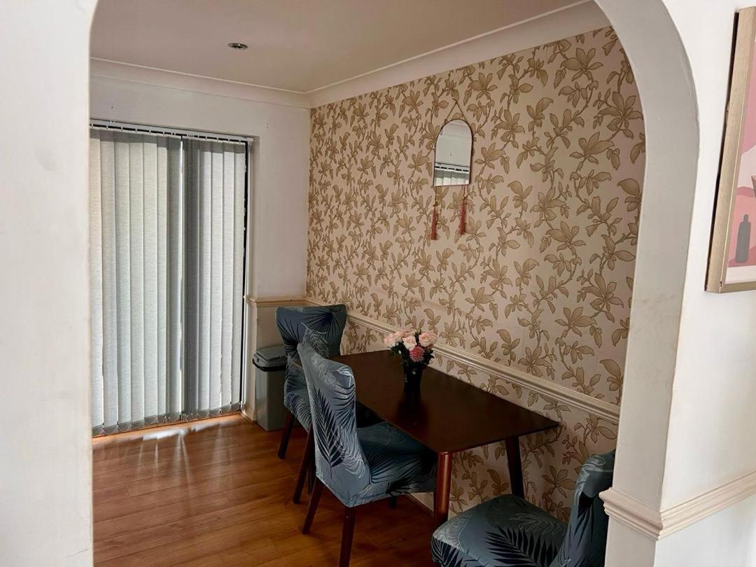 Clove, 3-4 Bed House With Garden, Free Parking, Sleeps 9 In Grays & Chafford Hundred Stifford ภายนอก รูปภาพ
