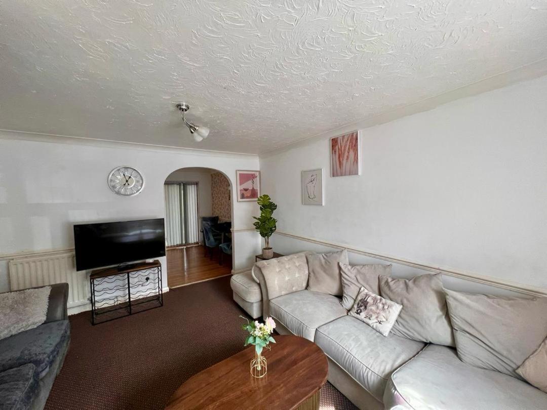 Clove, 3-4 Bed House With Garden, Free Parking, Sleeps 9 In Grays & Chafford Hundred Stifford ภายนอก รูปภาพ