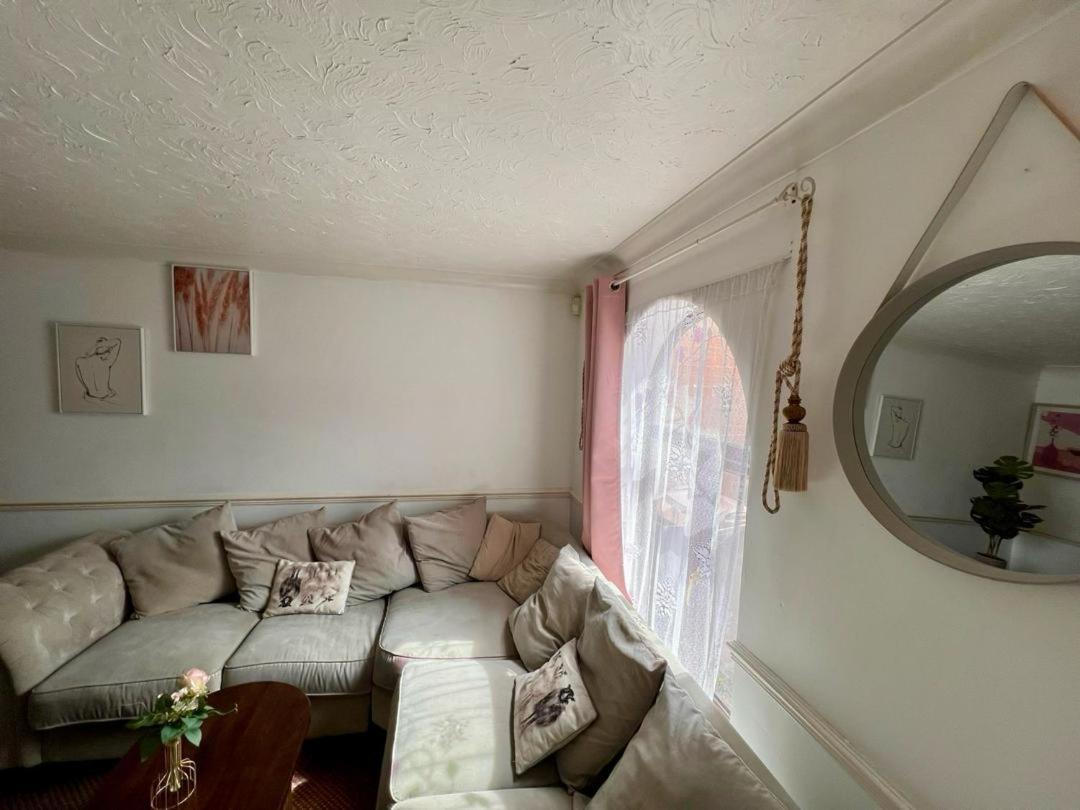 Clove, 3-4 Bed House With Garden, Free Parking, Sleeps 9 In Grays & Chafford Hundred Stifford ภายนอก รูปภาพ