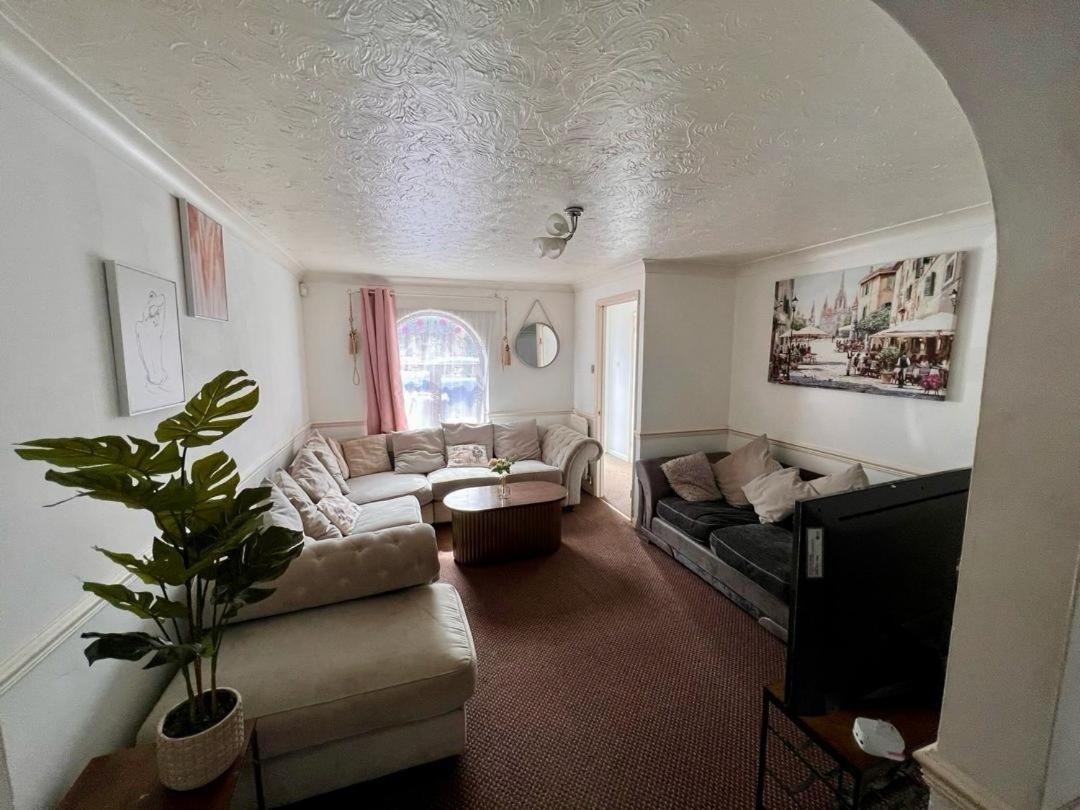 Clove, 3-4 Bed House With Garden, Free Parking, Sleeps 9 In Grays & Chafford Hundred Stifford ภายนอก รูปภาพ