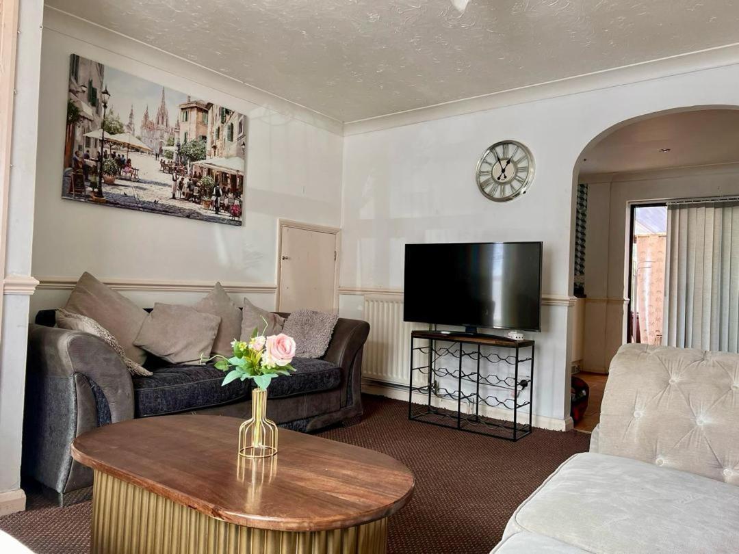 Clove, 3-4 Bed House With Garden, Free Parking, Sleeps 9 In Grays & Chafford Hundred Stifford ภายนอก รูปภาพ