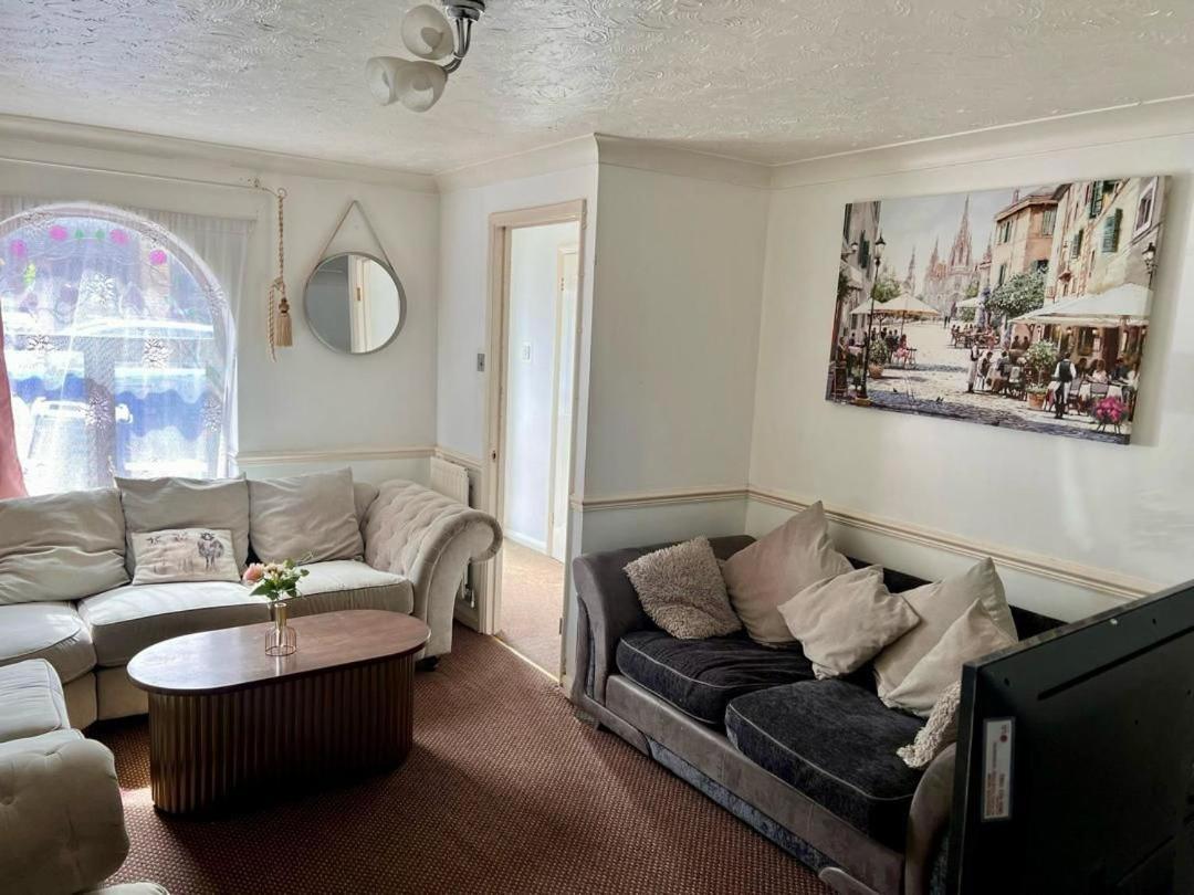 Clove, 3-4 Bed House With Garden, Free Parking, Sleeps 9 In Grays & Chafford Hundred Stifford ภายนอก รูปภาพ