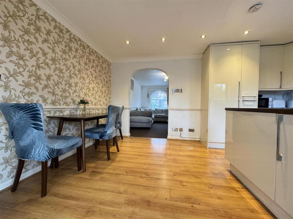 Clove, 3-4 Bed House With Garden, Free Parking, Sleeps 9 In Grays & Chafford Hundred Stifford ภายนอก รูปภาพ