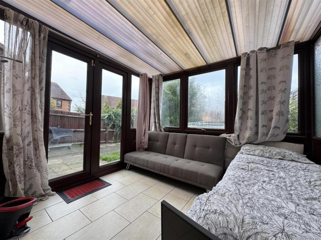 Clove, 3-4 Bed House With Garden, Free Parking, Sleeps 9 In Grays & Chafford Hundred Stifford ภายนอก รูปภาพ