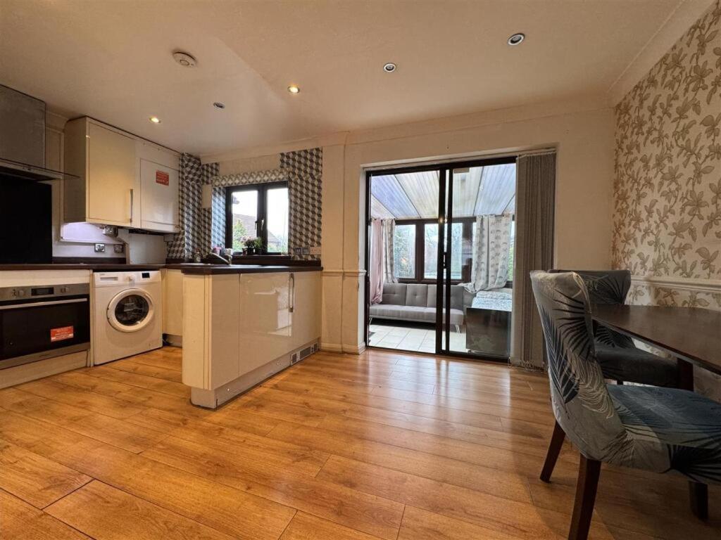 Clove, 3-4 Bed House With Garden, Free Parking, Sleeps 9 In Grays & Chafford Hundred Stifford ภายนอก รูปภาพ