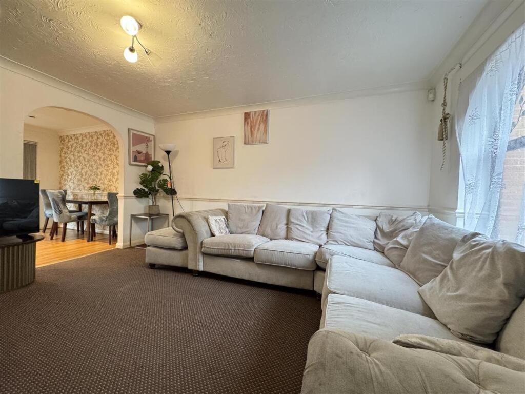Clove, 3-4 Bed House With Garden, Free Parking, Sleeps 9 In Grays & Chafford Hundred Stifford ภายนอก รูปภาพ