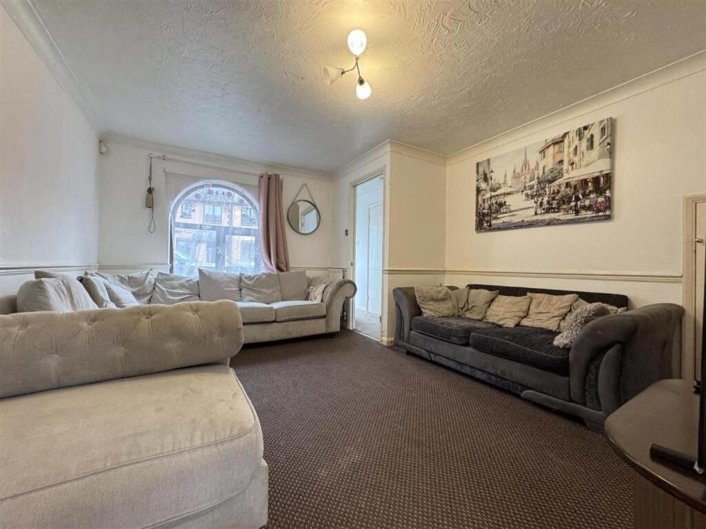 Clove, 3-4 Bed House With Garden, Free Parking, Sleeps 9 In Grays & Chafford Hundred Stifford ภายนอก รูปภาพ